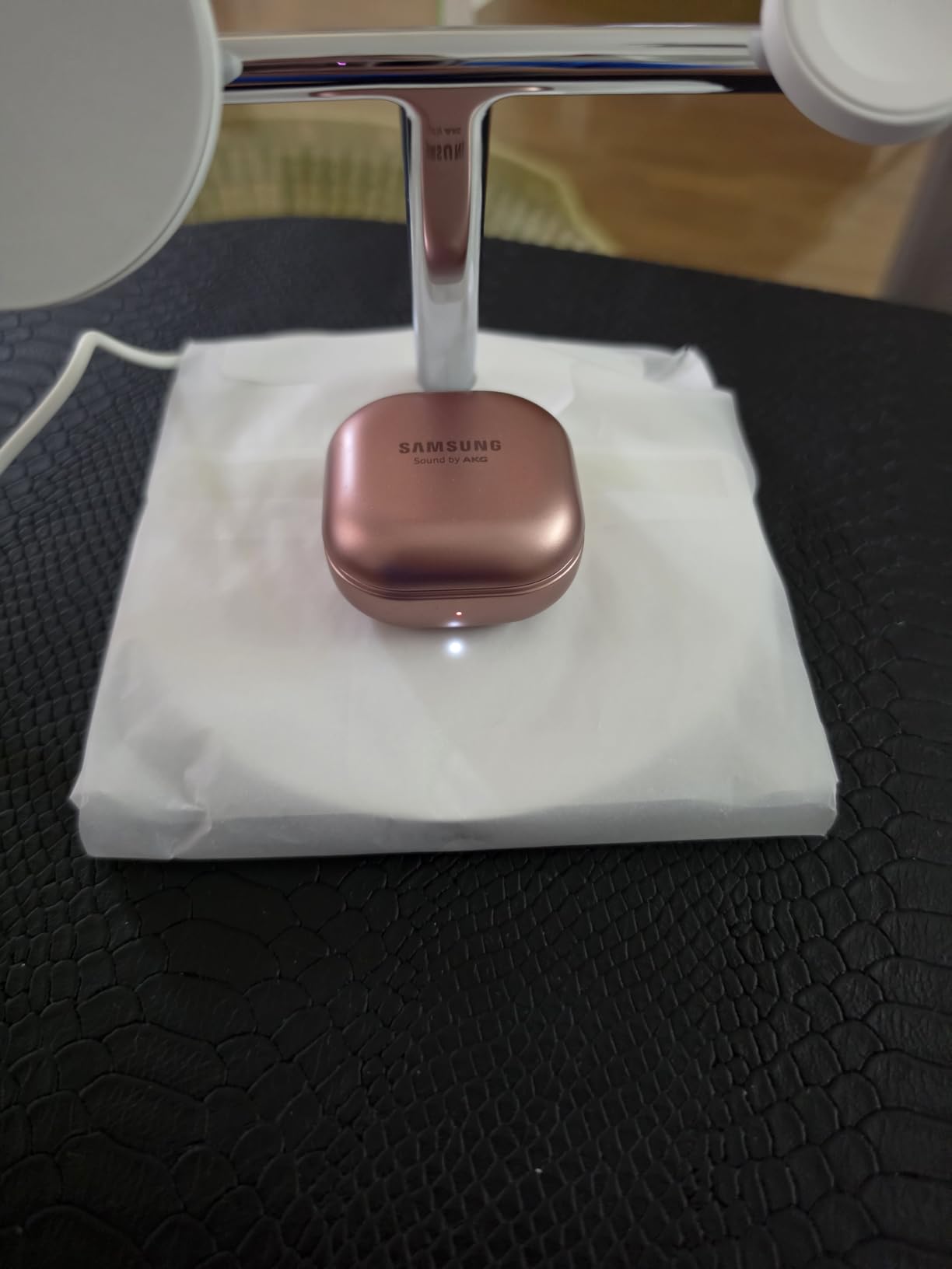 Sehr gut, bis auf die AirPods-Position