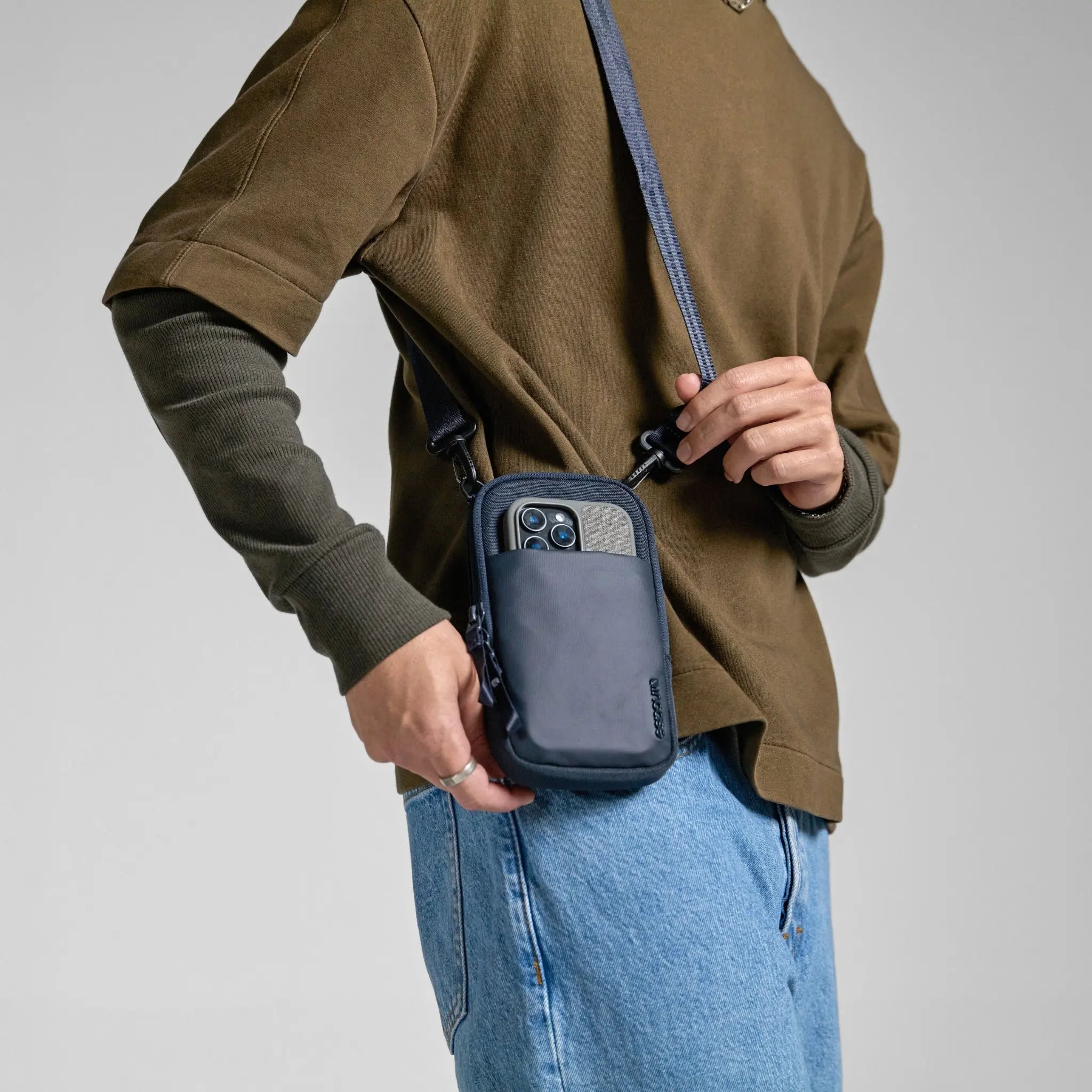 incase-a-r-c-small-crossbody-bag-aus-recyceltem-polyester image 8