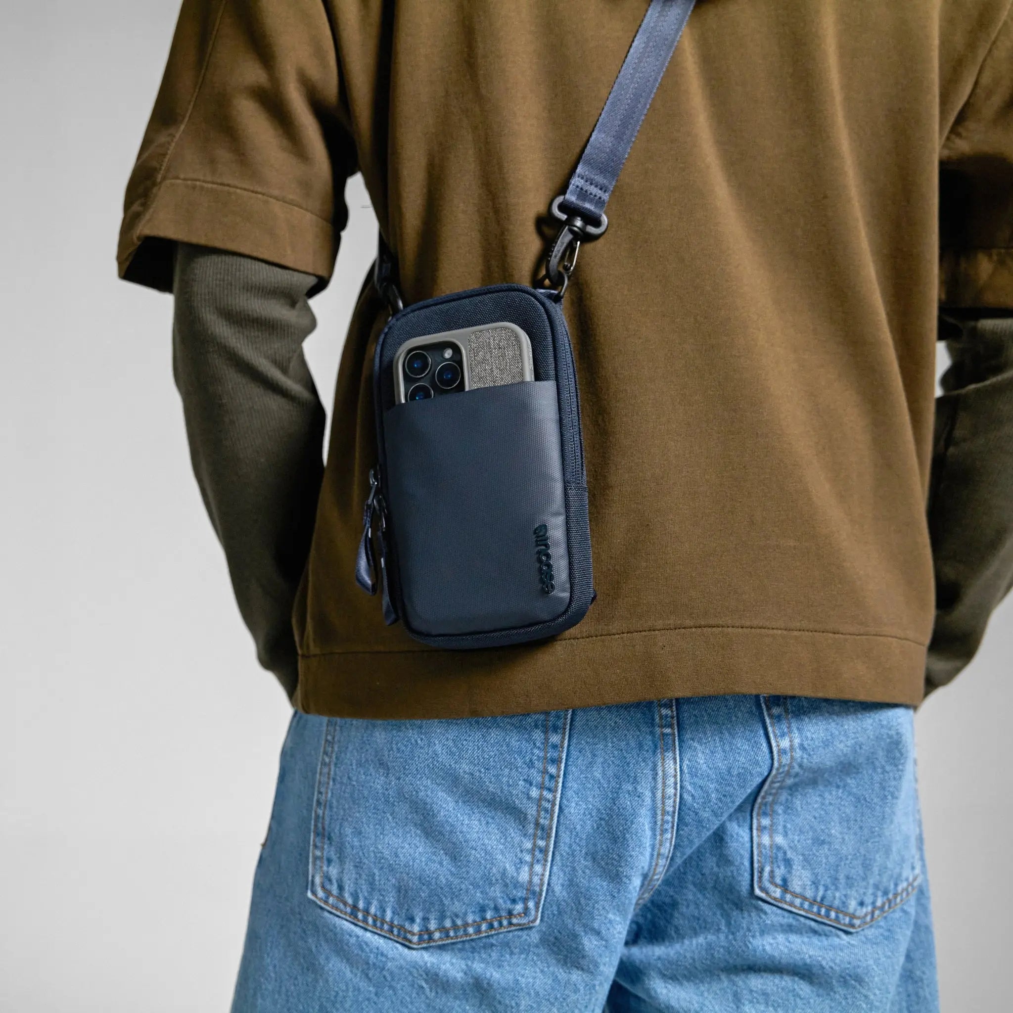 incase-a-r-c-small-crossbody-bag-aus-recyceltem-polyester image 5