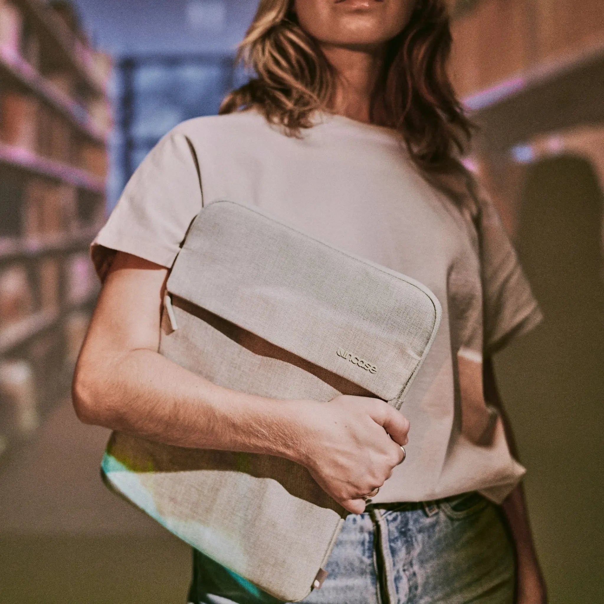 incase-crosstown-sleeve-f-r-14-zoll-laptops-woolenex-mit-airtag-fach image 2