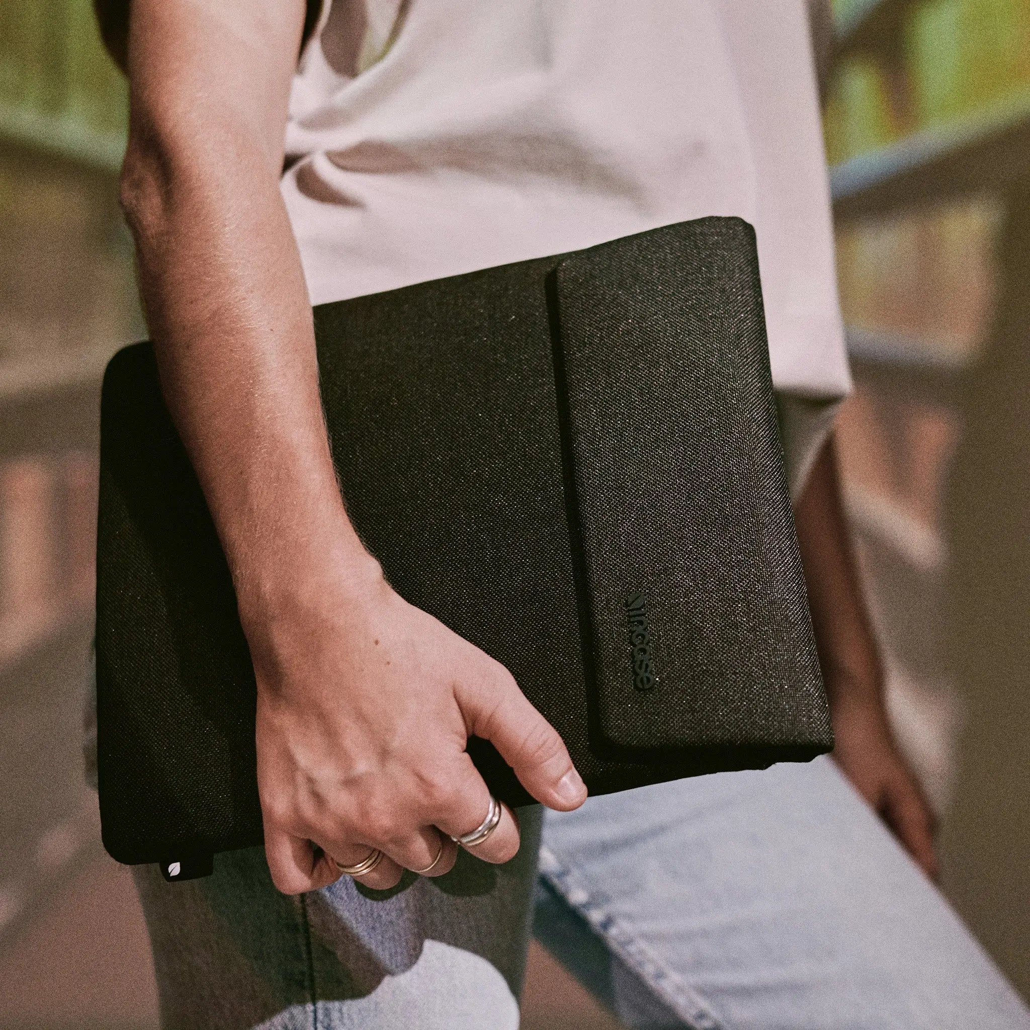 incase-crosstown-sleeve-f-r-11-zoll-tablets-mit-airtag-fach image 6