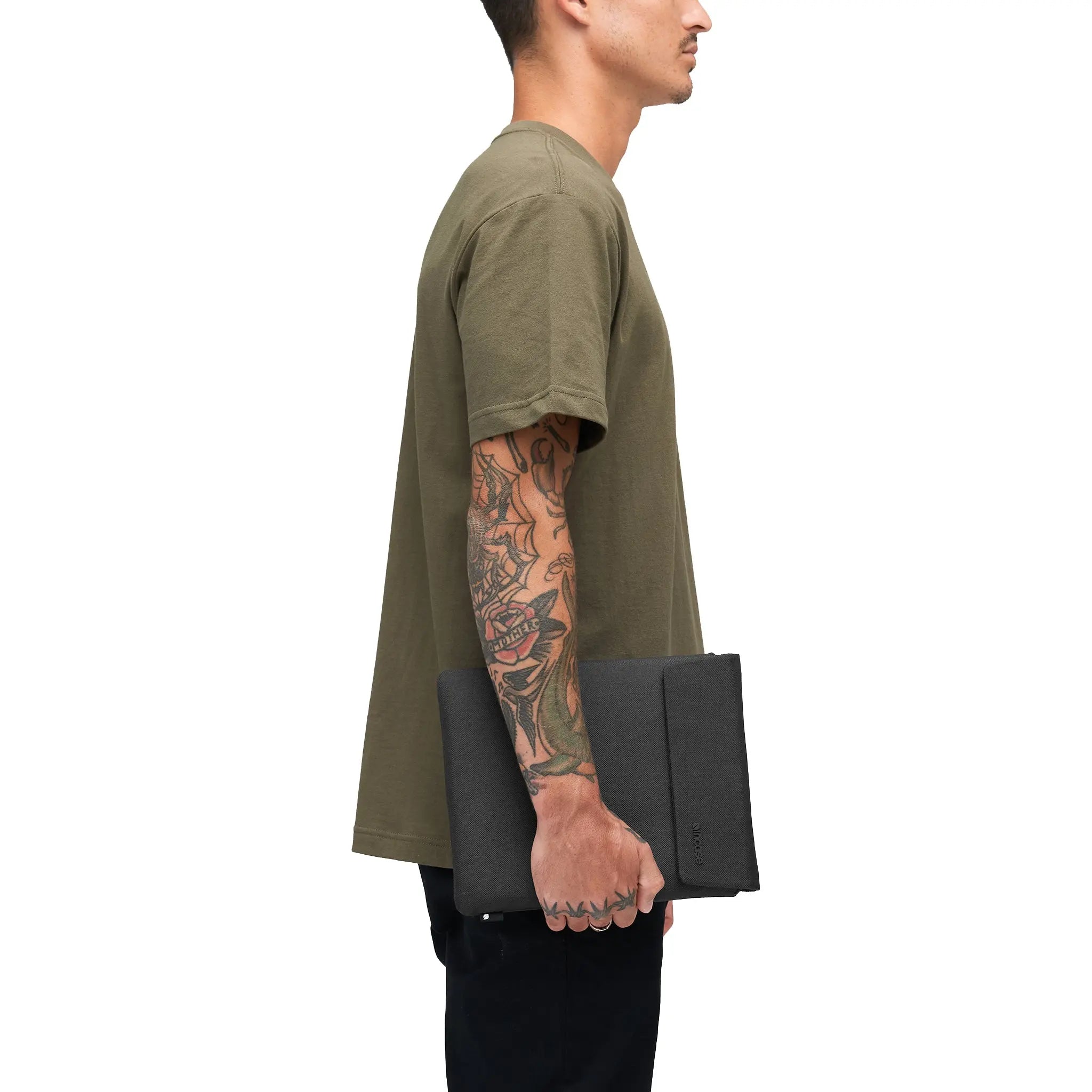 incase-crosstown-sleeve-f-r-11-zoll-tablets-mit-airtag-fach image 2