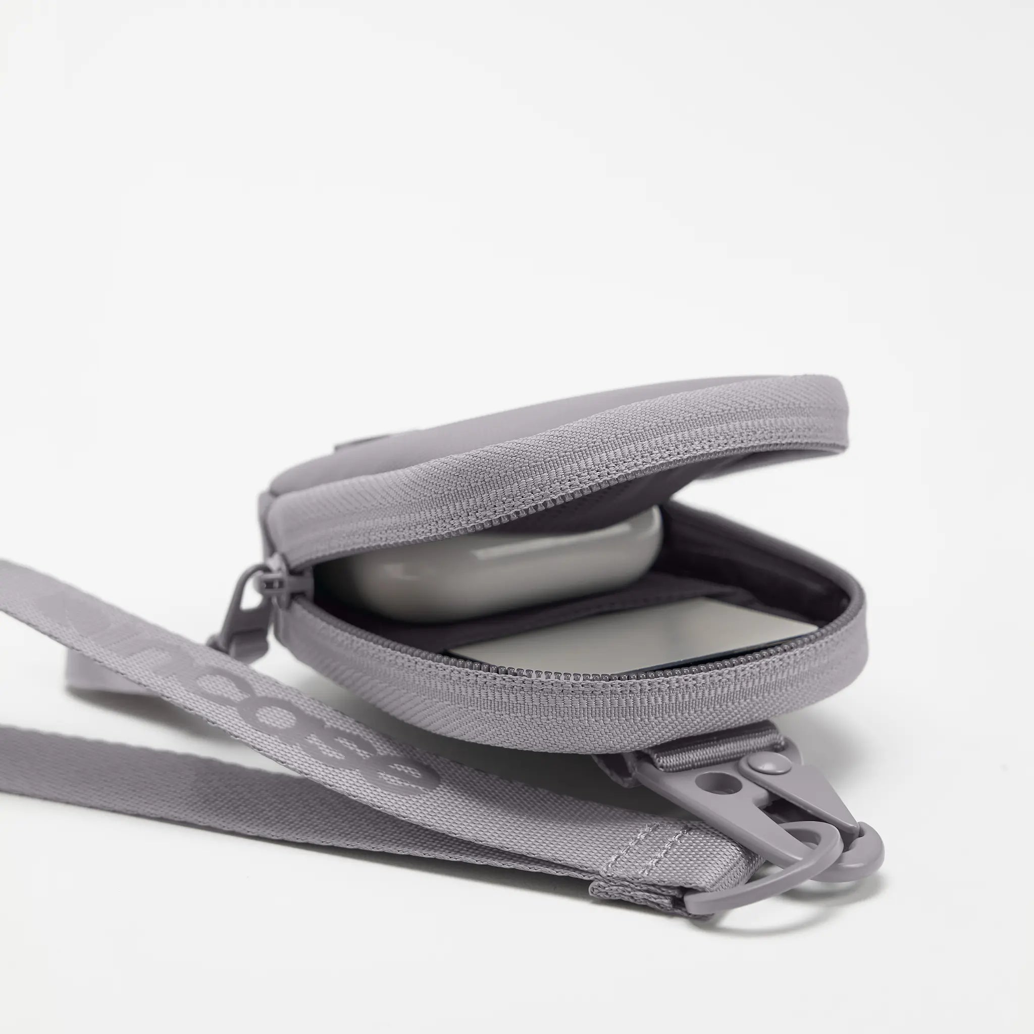 incase-a-r-c-compact-pouch-aus-recyceltem-polyester image 6
