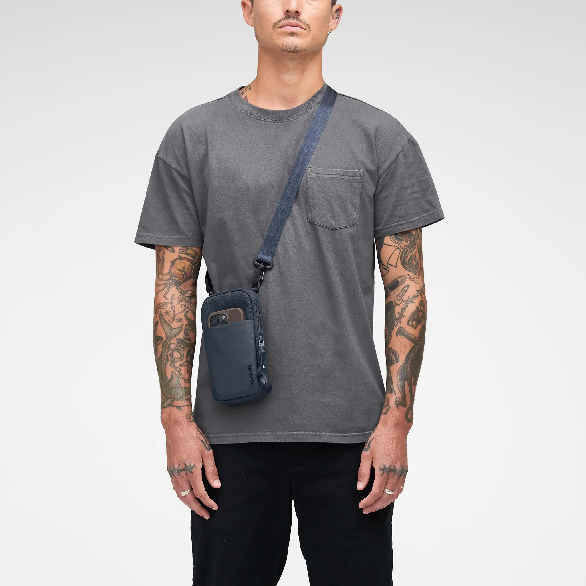 incase-a-r-c-small-crossbody-bag-aus-recyceltem-polyester image 2