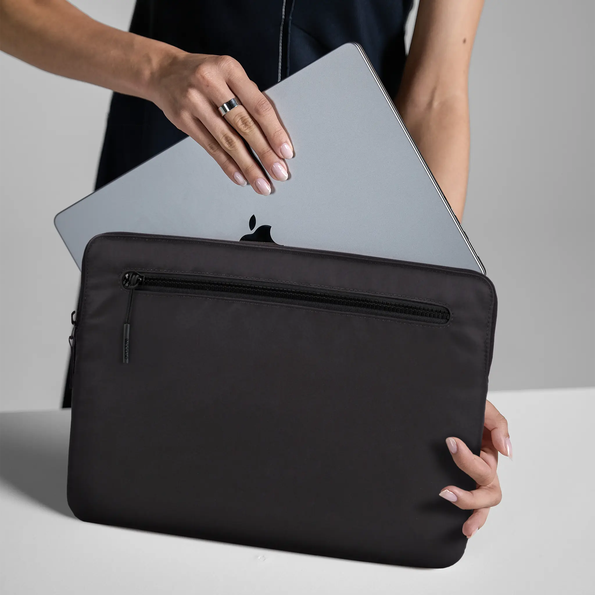 incase-compact-sleeve-f-r-14-zoll-laptops-aus-flight-nylon image 2