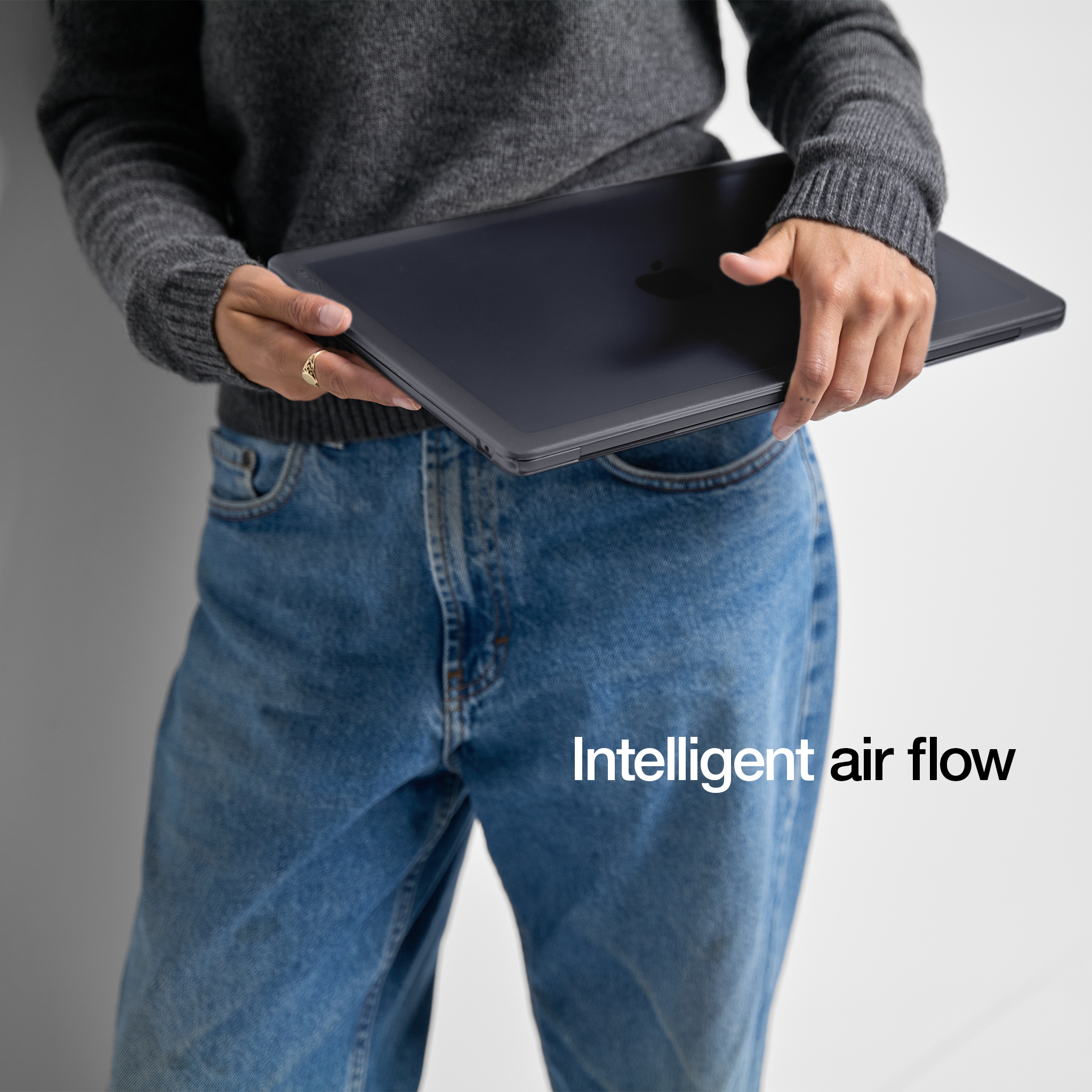 incase-edge-hardshell-mit-makrolon-f-r-macbook-air-13-schutzgeh-use image 2
