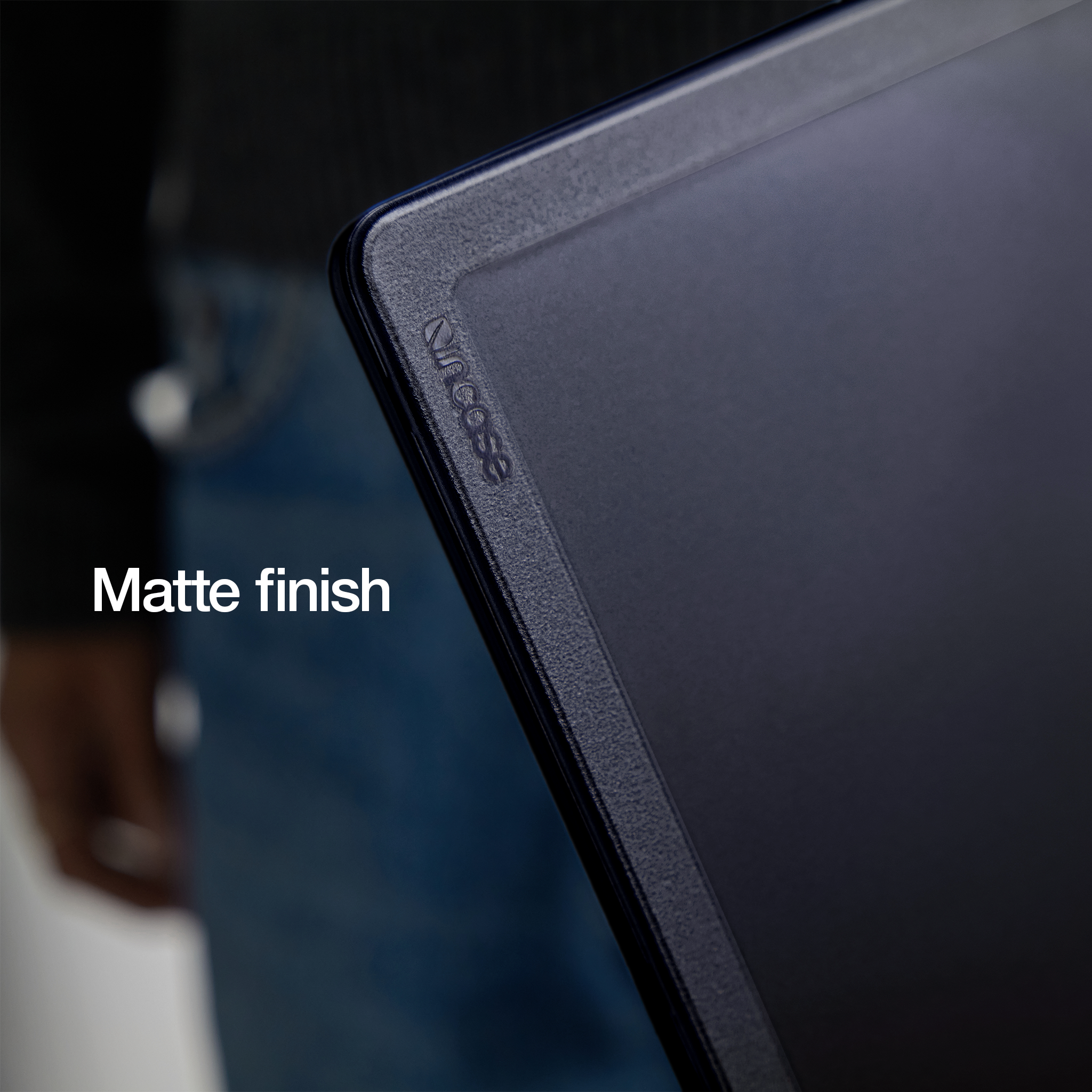 incase-edge-hardshell-mit-makrolon-f-r-macbook-air-13-schutzgeh-use image 6